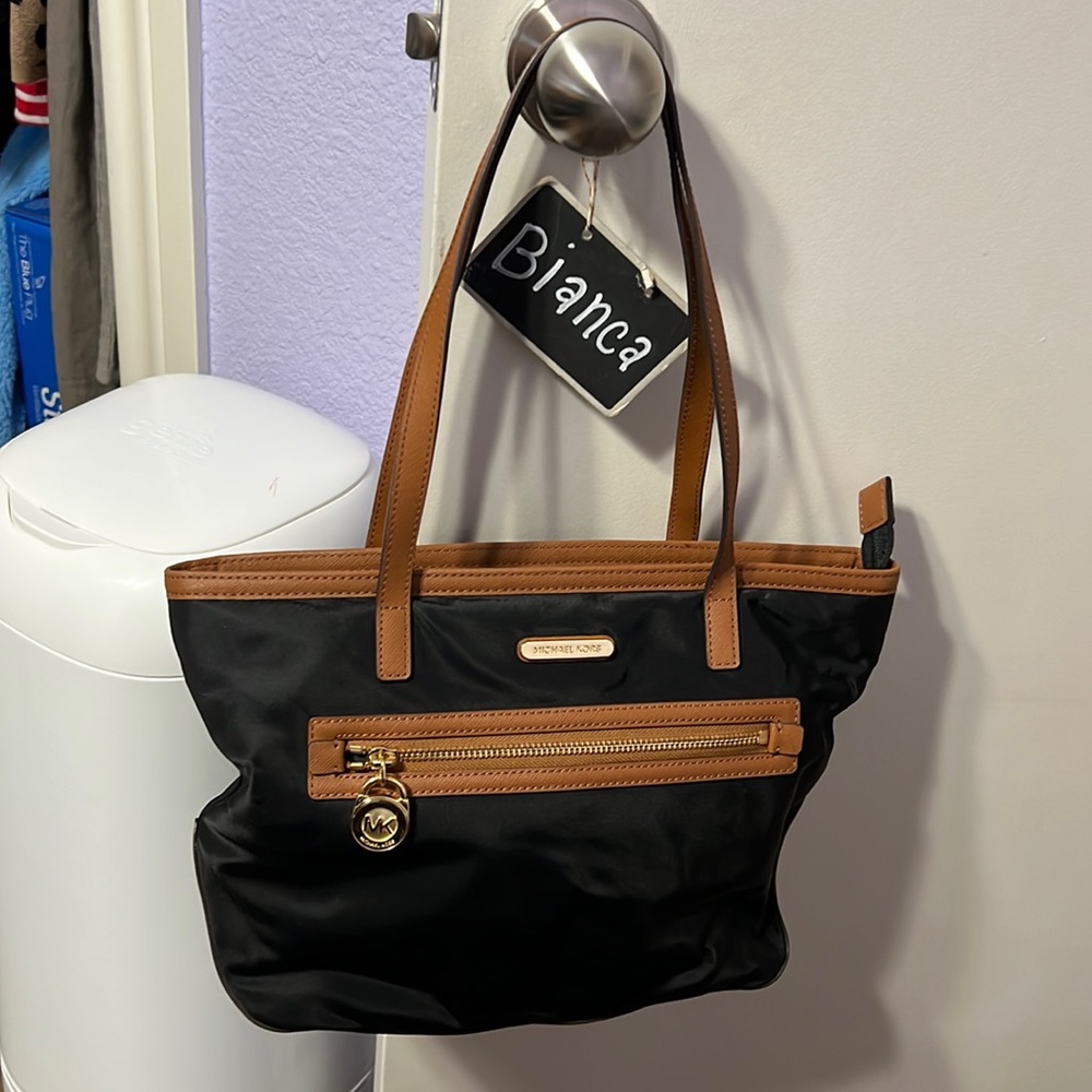 Authentic Michael Kors I-1308 Purse